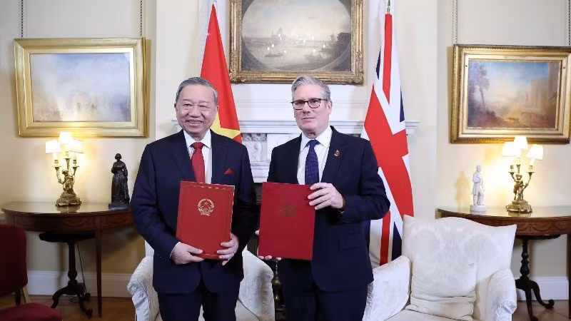 越共中央总书记苏林与英国首相基尔·斯塔默共同交换《关于将越英关系提升为全面战略伙伴关系的联合声明》。（图片来源：越通社）