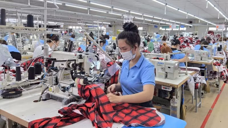 广义省和寿服装厂生产现场。（本报记者 明勇摄）