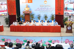 越南国会主席陈青敏在胡志明市会见选民。