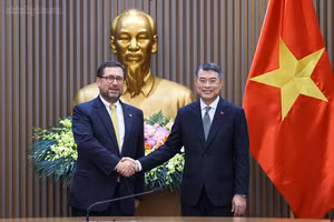 越南政府总理黎明兴会见智利外交部长弗朗西斯科·佩雷斯·麦肯纳。（图片来源：VGP）
