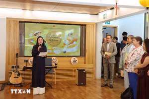 越南驻英国及北爱尔兰大使杜明雄夫人邓秀英在活动上介绍越南美食文化。（图片来源：越通社）