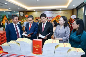 国会主席陈青敏、原国家主席梁强大将和各位代表出席仪式。
