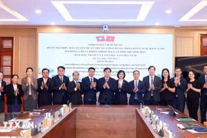 出席会谈的双方代表合影。（图片来源：越通社）