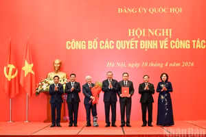 越共中央总书记、国家主席苏林向国会主席陈青敏及各位国会副主席颁发越共中央政治局关于指定2025—2030年任期国会党委会、常委会、书记、副书记的决定。