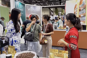 马来西亚客户体验越南咖啡。（图片来源：越通社）