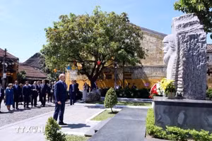 波兰总理唐纳德·图斯克前往波兰建筑师卡齐米日·克维亚特科夫斯基雕像前献花。（图片来源：越通社）