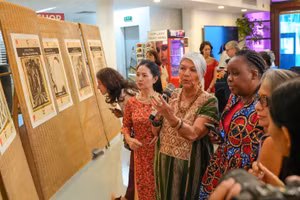 记者、作家和文化活动家Kyra Núñez de León向观众介绍参展作品。