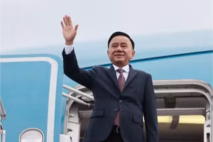 越共中央政治局委员、中央书记处常务书记陈锦秀启程对新加坡进行正式访问。（图片来源：越通社）