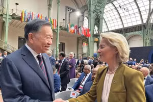 苏林总书记、国家主席与欧盟委员会主席乌尔苏拉·冯德莱恩交谈。（图片来源：越通社）
