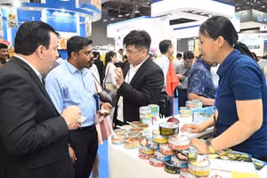 国际访客在2026年越南国际水产展（Vietfish 2026）上体验越南出口水产品。