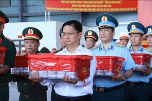 胡志明市人民委员会副主席阮孟强在烈士遗骸生物样本交接仪式上。（图片来源：越通社）
