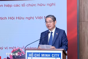 新加坡驻胡志明市总领事彭迪成发表讲话。（图片来源：越通社）
