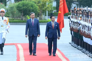 越共中央总书记、国家主席苏林与缅甸总统敏昂莱检阅越南人民军仪仗队。