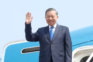 越共中央总书记、国家主席苏林率越南高级代表团离开河内，赴美国出席第81届联合国大会一般性辩论。（图片来源：越通社）