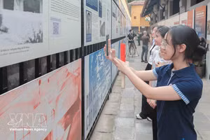 南部妇女博物馆与专业机构合作，对1000多件文物进行扫描和数字化处理，并通过全息投影技术进行展示。（图片来源：越通社）
