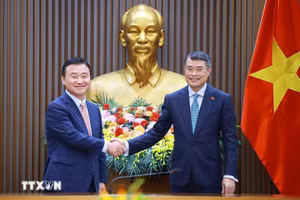 越南政府总理黎明兴和三星电子联席首席执行官卢泰文。（图片来源：越通社）
