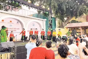 军鼓对歌表演吸引了诸多观众前来欣赏。