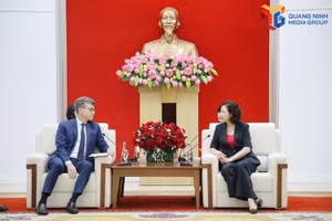 广宁市人民委员会副主席武氏梅英会见联合国教科文组织驻越南首席代表乔纳森•华莱士•贝克。（图片来源：baoquangninh.vn）