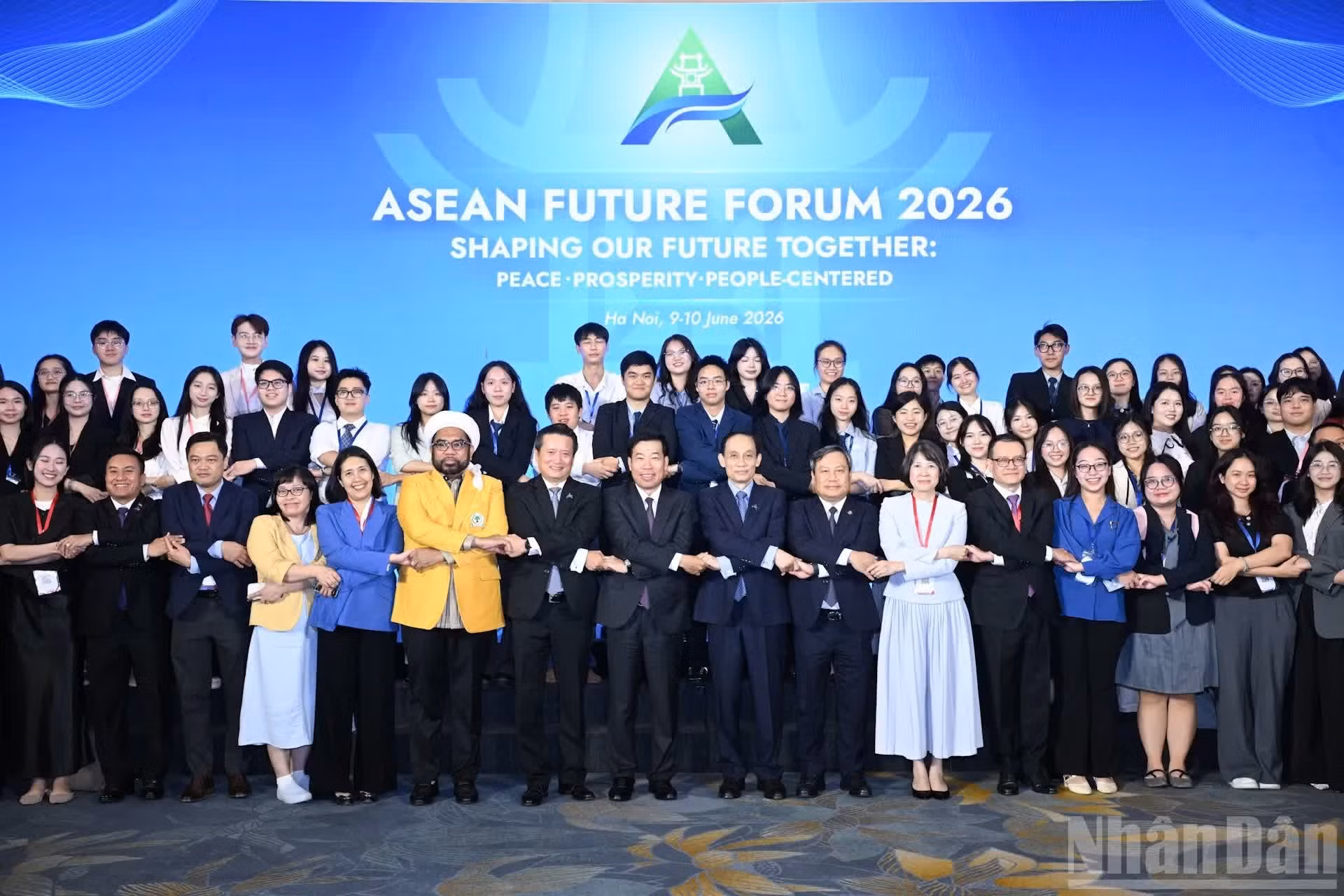 外交部长黎怀忠和各位代表出席2026年东盟未来论坛闭幕式。