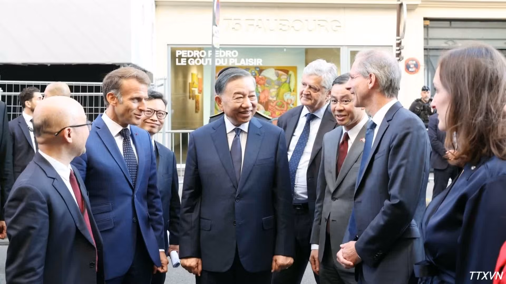 越共中央总书记、国家主席苏林和法国总统埃马纽埃尔·马克龙及越南和法国一流集团企业代表。