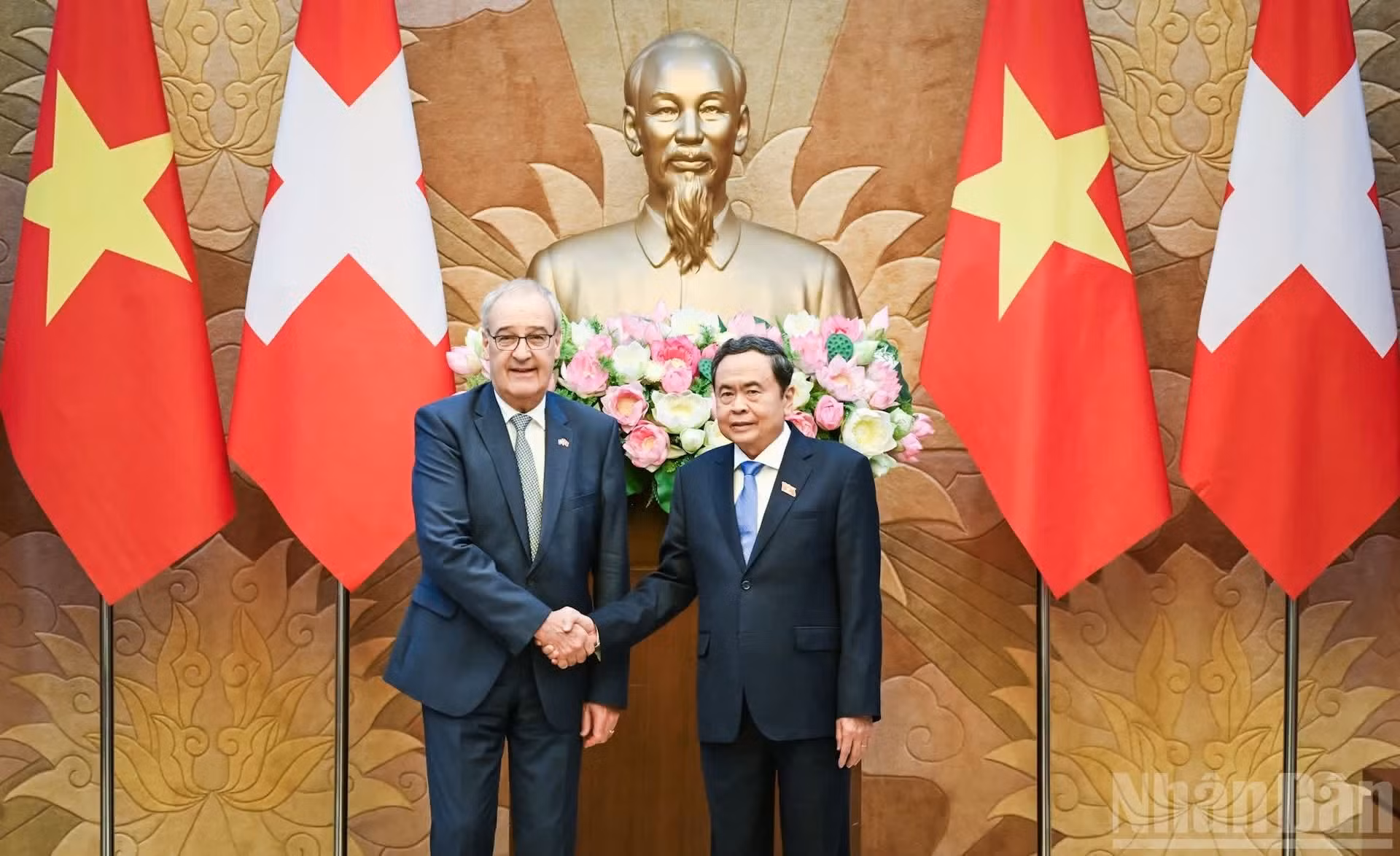 越南国会主席陈青敏和瑞士联邦主席居伊·帕姆兰。