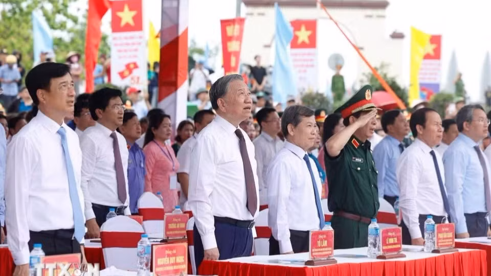 越共中央总书记、国家主席苏林和各位代表出席2026年"统一江山"升旗仪式。