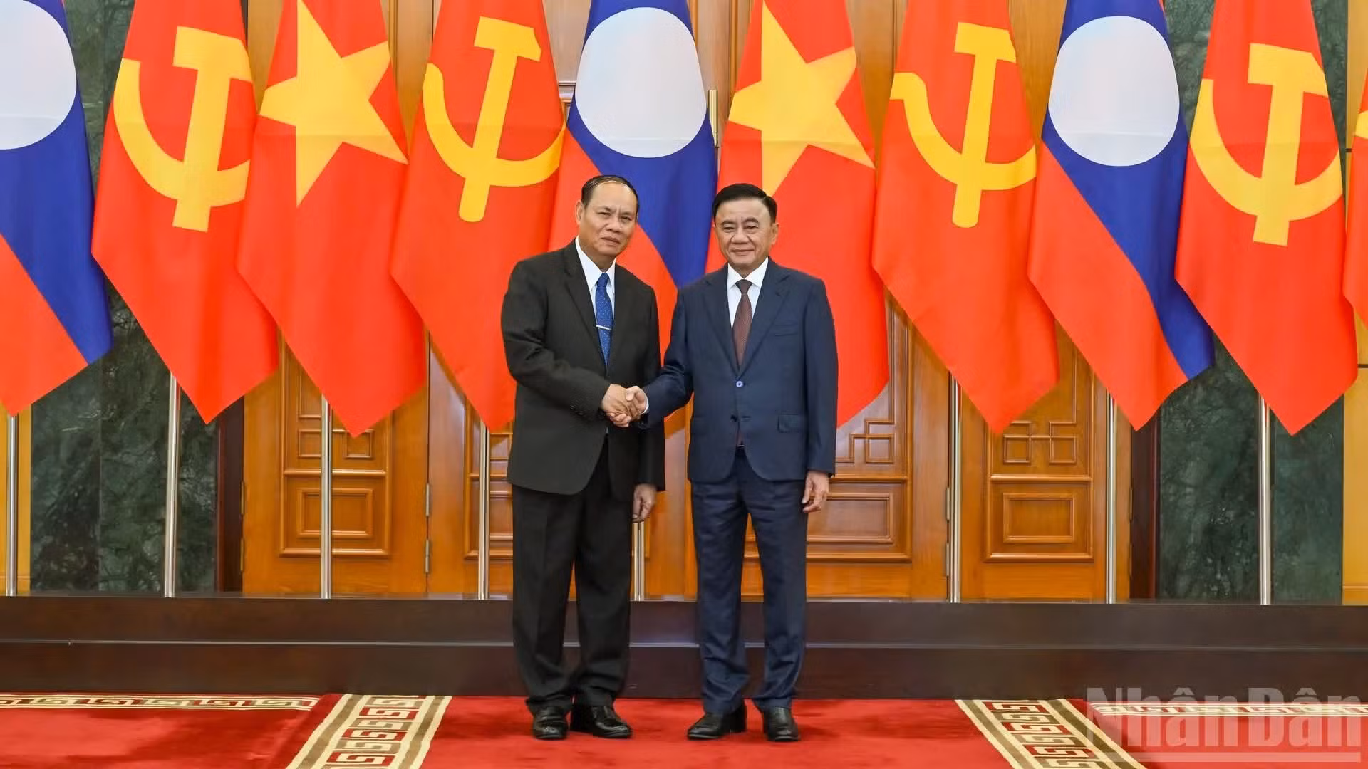 越共中央书记处常务书记陈锦秀与老挝人民革命党中央书记处常务书记维莱·拉坎丰。
