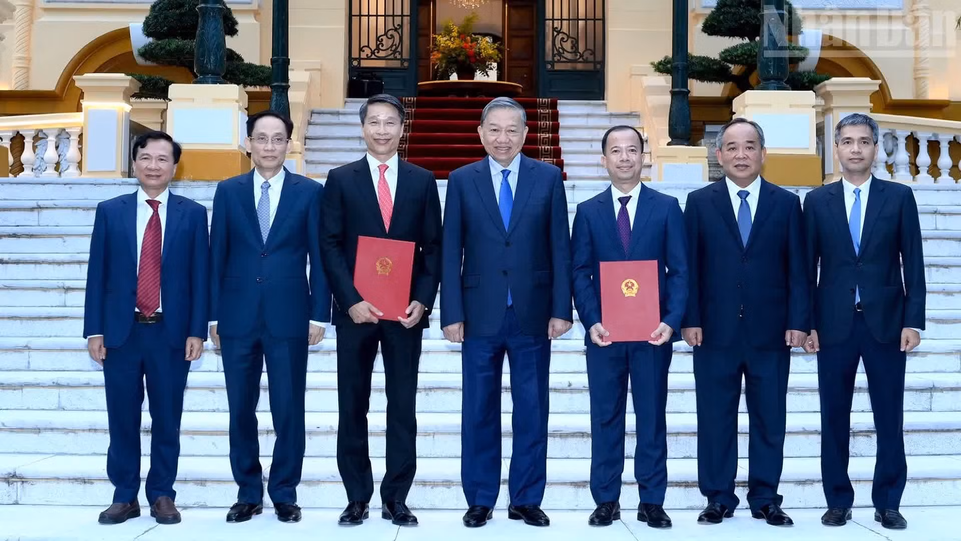 越共中央总书记、国家主席苏林和与会代表合影。