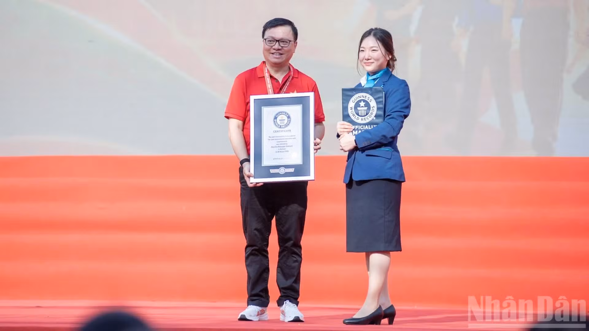 越共中央委员、《人民报》社总编辑、中央宣教部副部长、越南新闻工作者协会主席黎国明代表组委会领取了吉尼斯世界纪录证书。（明维 摄）