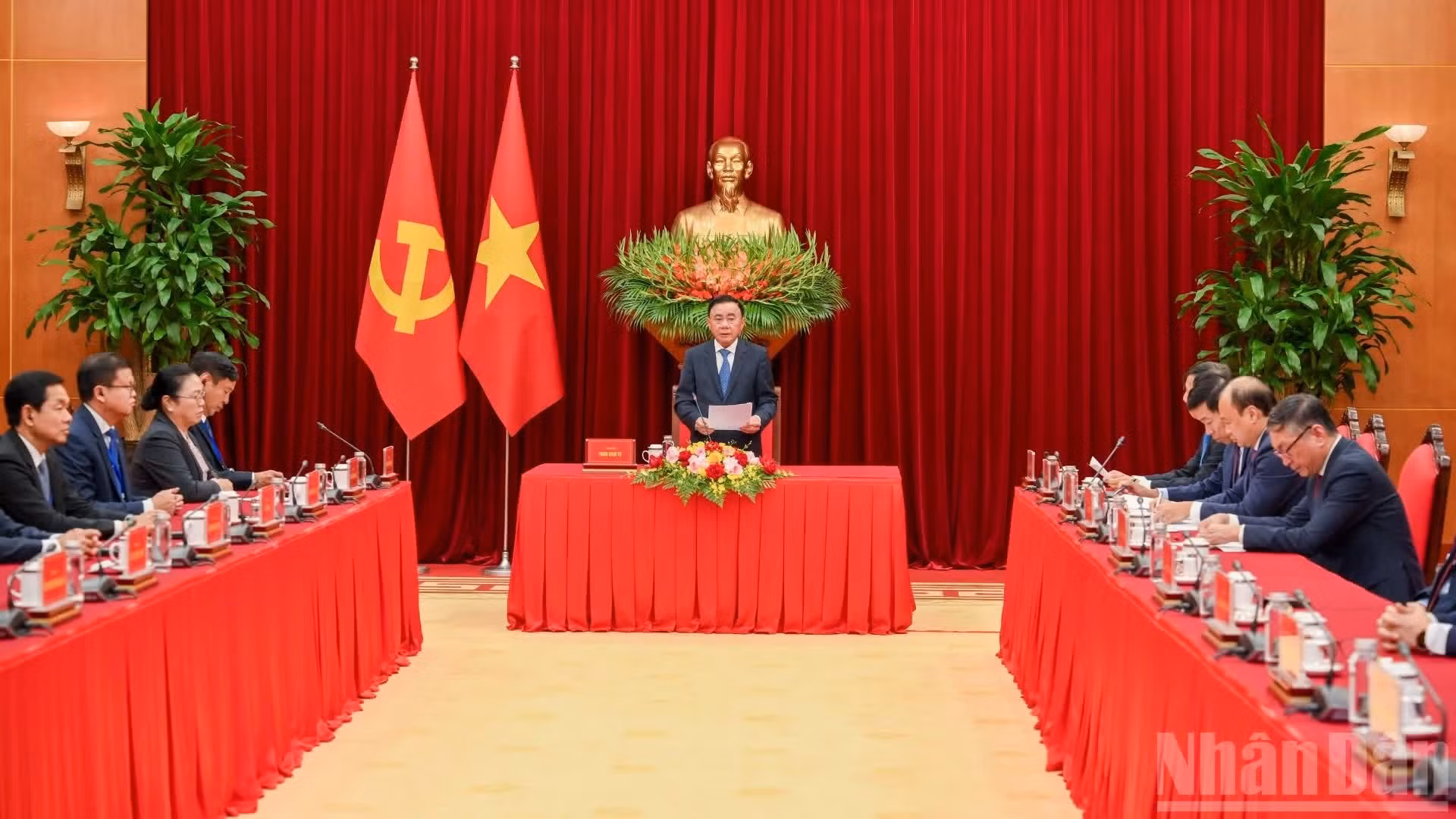 越共中央书记处常务书记陈锦秀会见老挝人民革命党高级干部代表团时发表讲话。