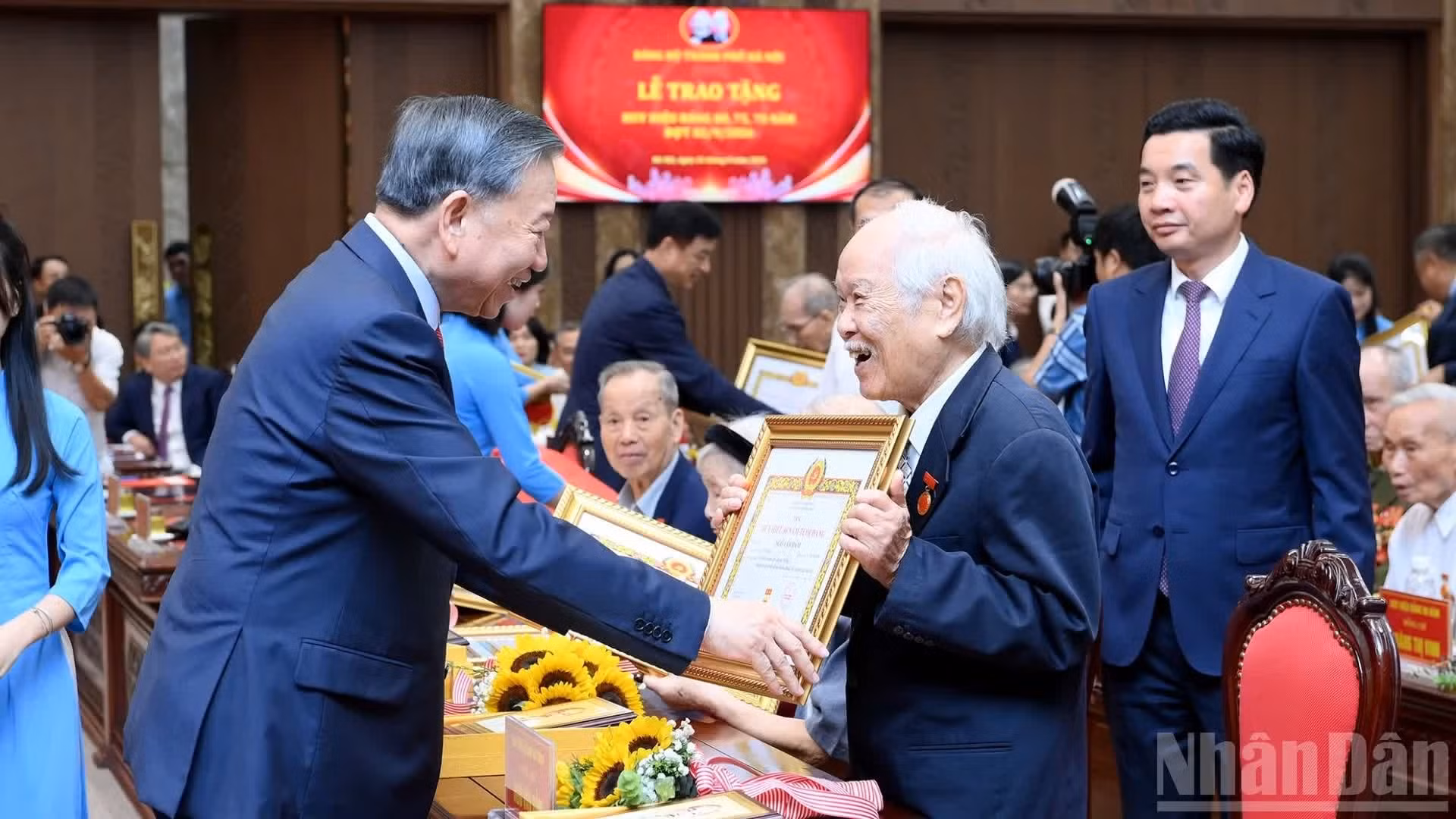 越共中央总书记、国家主席苏林向河内市党部党员颁发党龄纪念章【组图】