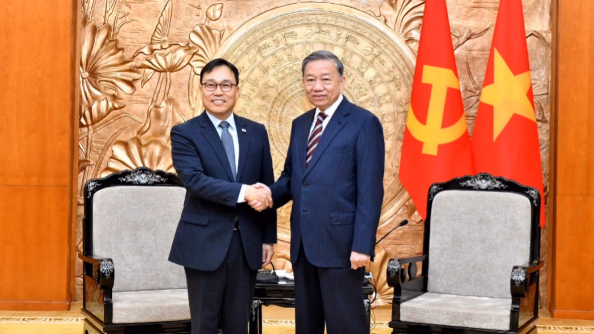 越共中央总书记苏林会见韩国驻越南特命全权大使崔英三【组图】