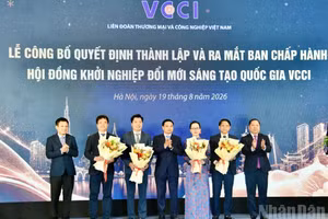 越南政府副总理阮文胜祝贺越南工商会国家创新创业理事会执行委员会成立。（图片：清江）