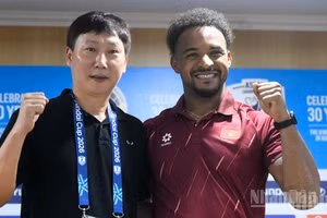 赛后新闻发布会上，越南队主教练金相植和前锋阮春山合影。图片来源：陈海 摄