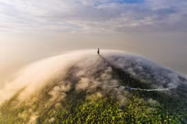 黑婆山高986米，是越南南部著名景点，每年吸引数百万游客。（图片来源：vnexpress）