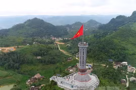 附图：宣光省龙鼓旗台。