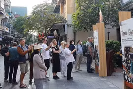 国际游客观赏越南地标。（图片来源：旅游信息中心）