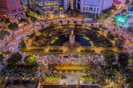 9月2日，胡志明市大批民众沉浸在庆祝国庆节的氛围中。（图片来源：越通社）