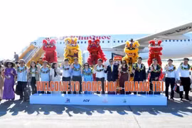 广治省领导向搭乘金兰—同海航班的旅客送花表示欢迎。