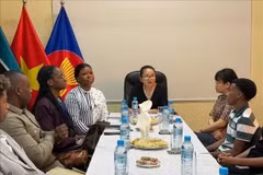 越南驻莫桑比克大使陈氏秋辰在位于首都马普托的越南大使馆主持见面会，会见根据两国政府签署的高等教育合作协定即将赴越南留学的莫桑比克大学生。（图片来源：越通社）
