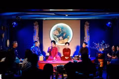 游客在CADAO Collective艺术空间欣赏歌筹表演。