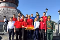 龙鼓边防哨所与当地党委、政府隆重举行升旗仪式。（图片来源：越通社）