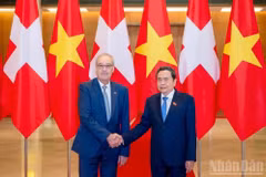 越南国会主席陈青敏与瑞士联邦主席居伊·帕姆兰。