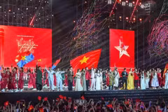 由《人民报》与胡志明市人民委员会联合举办的“祖国在我心中”政论文艺晚会。