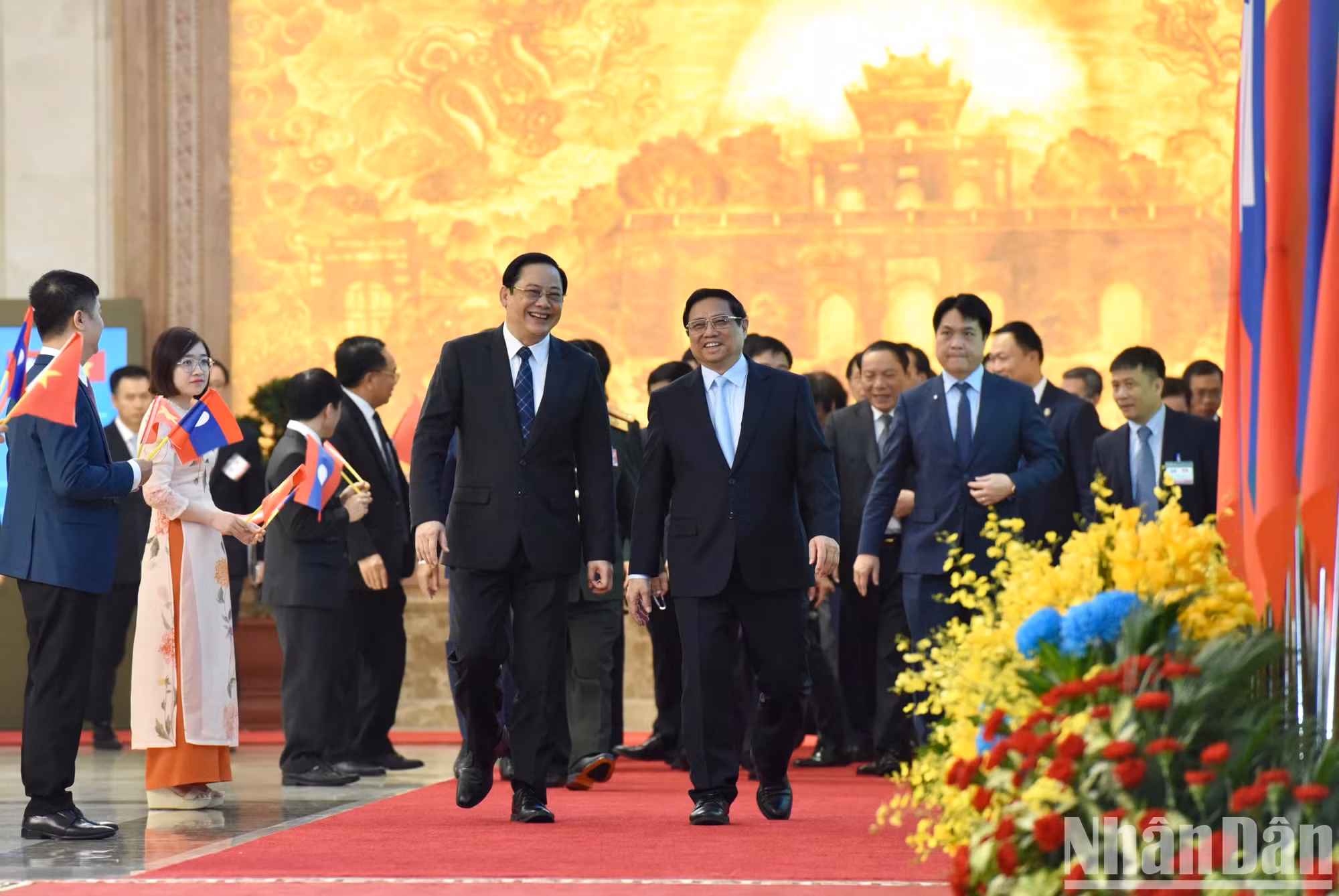 越南政府总理范明正和老挝人民民主共和国总理宋赛·西潘敦出席合作文件签字仪式。