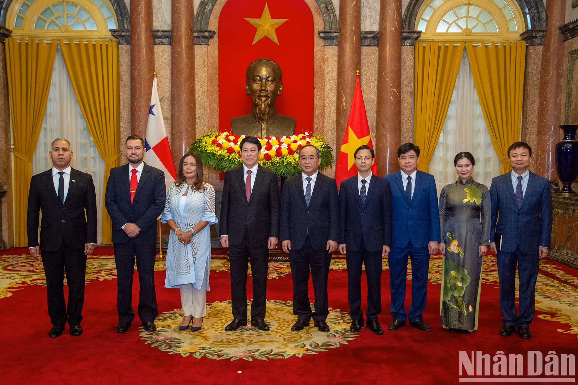 梁强主席与巴拿马共和国驻越大使努比埃拉·雅娜里丝·阿亚拉·莫德斯和各位代表合影。