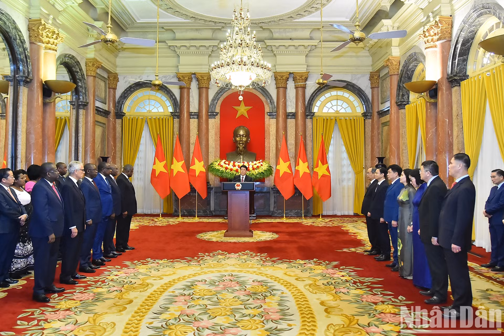 随后，梁强主席会见了前来递交国书的利比里亚共和国、刚果民主共和国、刚果共和国、布隆迪共和国、葡萄牙共和国和坦桑尼亚联合共和国等六国兼任大使。