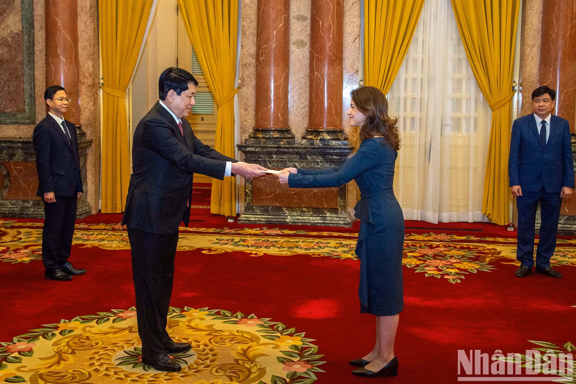 梁强主席接受哥伦比亚共和国驻越大使卡米拉·玛丽亚·波洛·弗洛雷斯递交的国书。