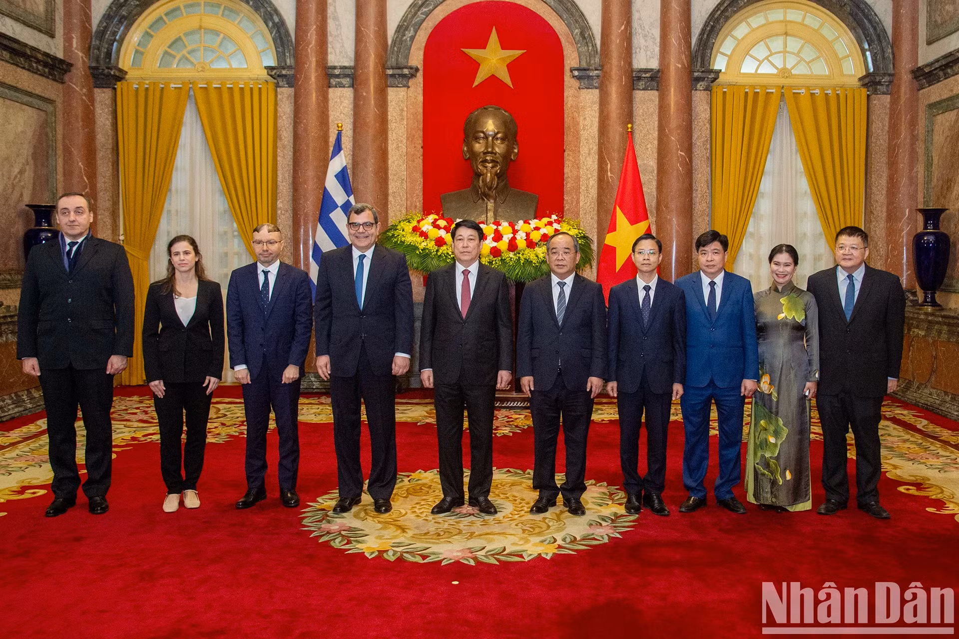 梁强主席与希腊共和国驻越大使安东尼奥斯·帕帕科斯塔斯和各位代表合影。