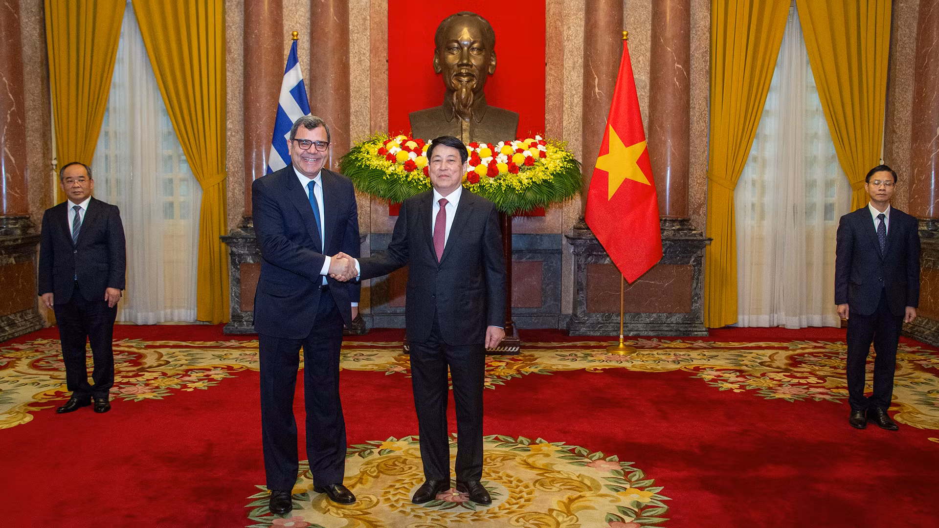 越南国家主席梁强与希腊共和国驻越大使安东尼奥斯·帕帕科斯塔斯。